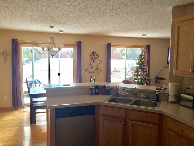 Building Photo - Spacious 3Br/3Ba TH in Eagan!!