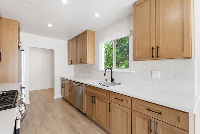 Building Photo - Beautiful modern 3 Bed + 3 Bath House + Pool + Garage