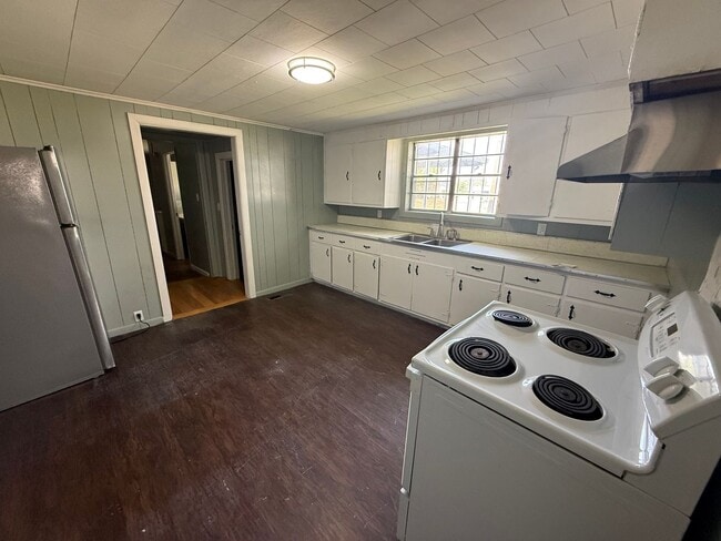 Building Photo - Renovated 5 Bedroom 2 Bath Home for Rent!