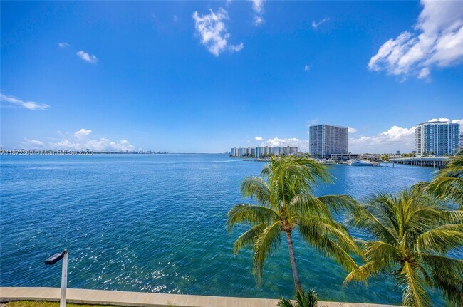 Building Photo - 2000 Bay Dr