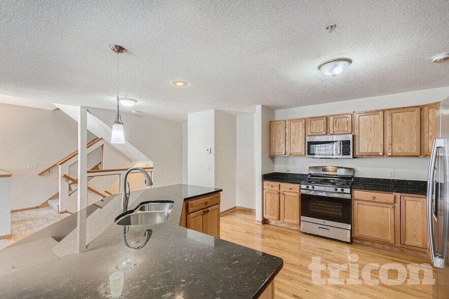 Building Photo - 7010 S Park Dr