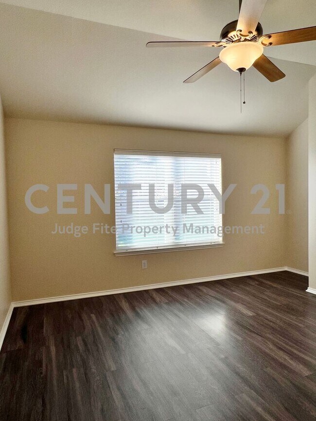 Building Photo - Well Maintained 3/2/2 For Rent in Benbrook...