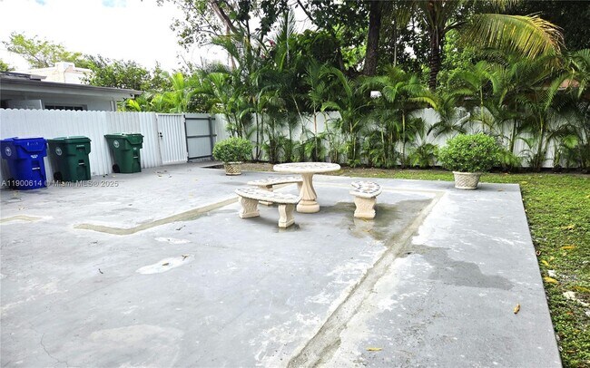 Building Photo - 1825 NW 4th St