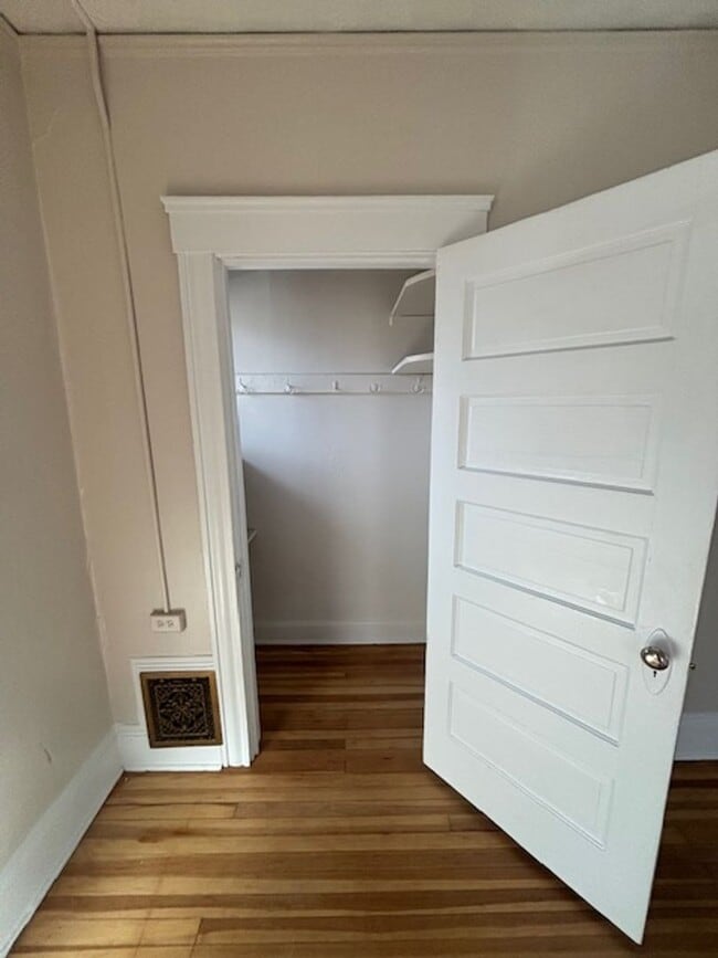 Building Photo - Beautiful Top-Floor 1Bd/1Ba Apartment with City Park Views