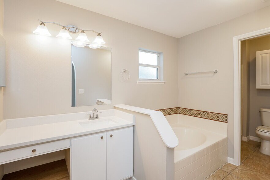 Building Photo - 979 Gascony Ct