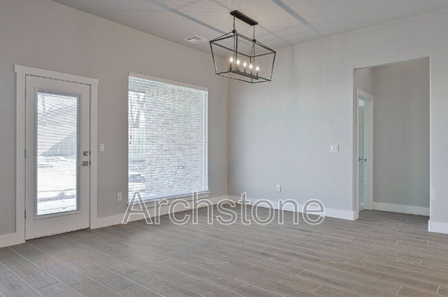 Building Photo - 2140 N Everest Ave