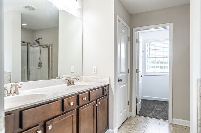 Building Photo - 135 Almond Dr