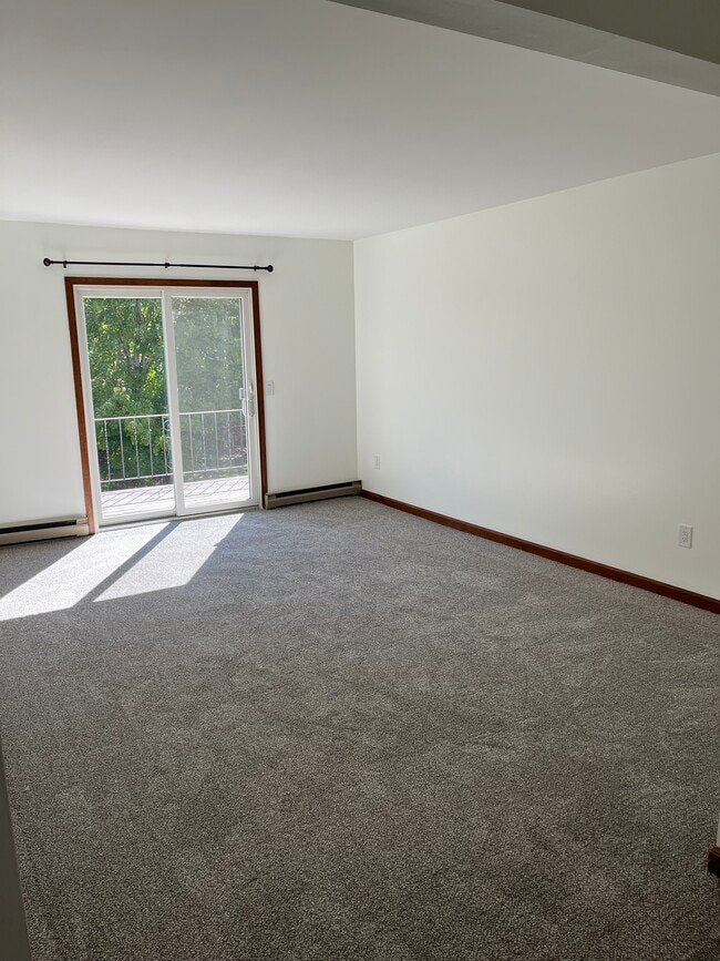 Living room with balcony door - 34 Beacon Rd