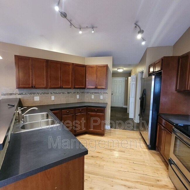 Building Photo - 79 River St