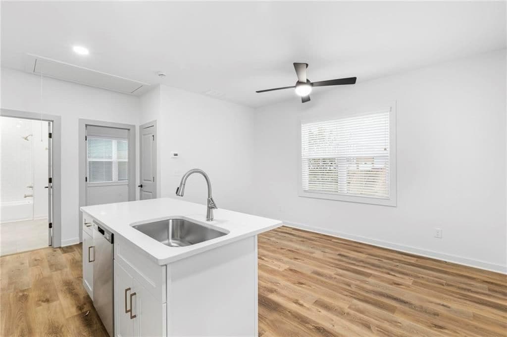 Building Photo - 128 Hilltop Dr SW