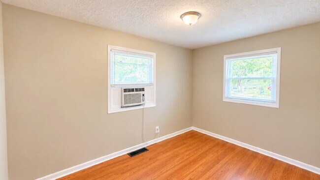 Building Photo - EAST - 3 BEDROOM/1.5 BATH RANCH HOME AVAILABLE NOW!