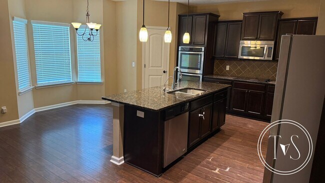 Building Photo - 639 Red Oak Ln