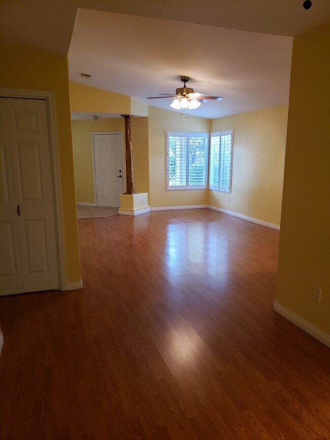 Building Photo - HOUSE