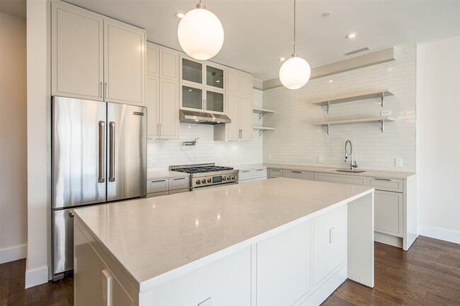 Building Photo - 372 9th St