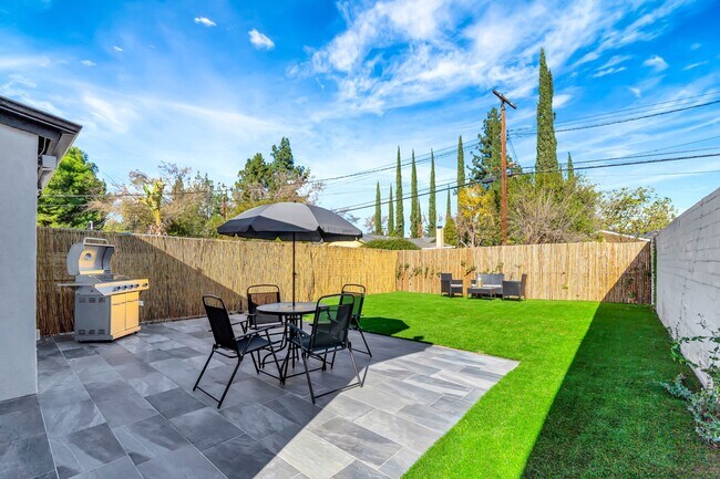 Building Photo - 22998 Valerio St