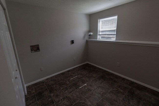 Building Photo - 1011 W Ash St