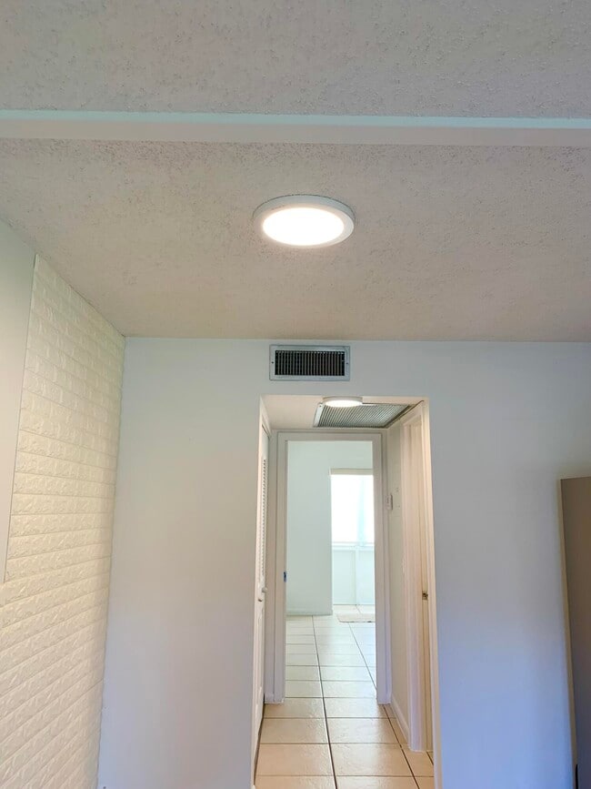 Building Photo - 39 Sussex B