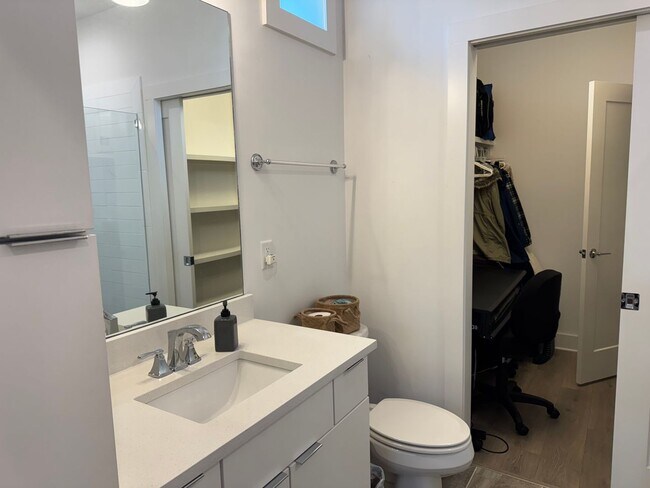 Building Photo - Great Studio in the Heart of Nashville