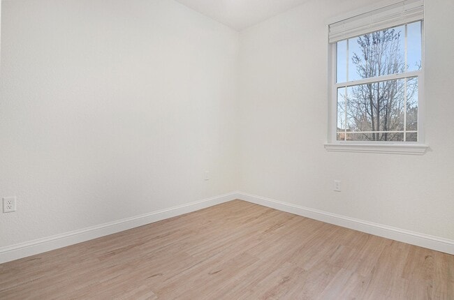 Building Photo - Ground Level Condo - 2 Bedrom 2 Bathroom in Chatfield Bluffs