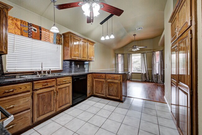 Building Photo - 2912 Edinburg Dr