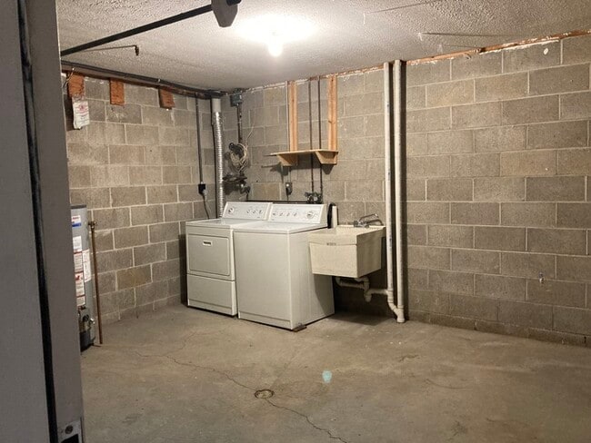Building Photo - Marylou Unit 10 - 2 Bedroom, 1.5 Bath Town...