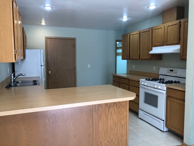 Building Photo - 247 NW Clay Ct