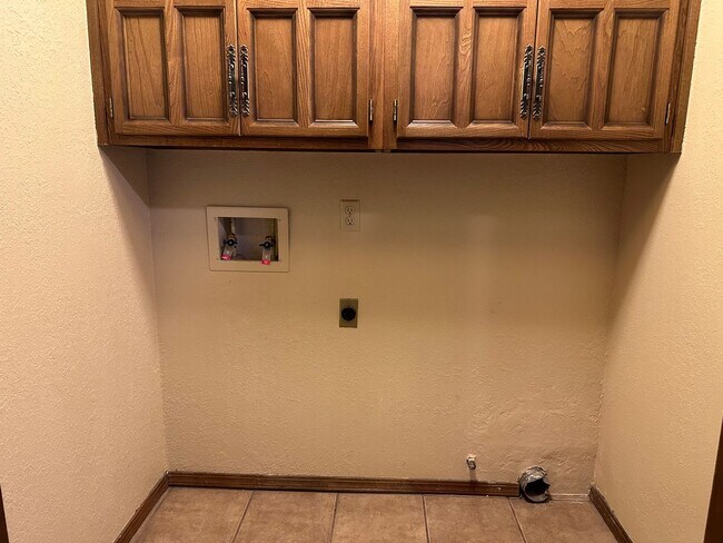 Building Photo - Large single story 4 bedroom