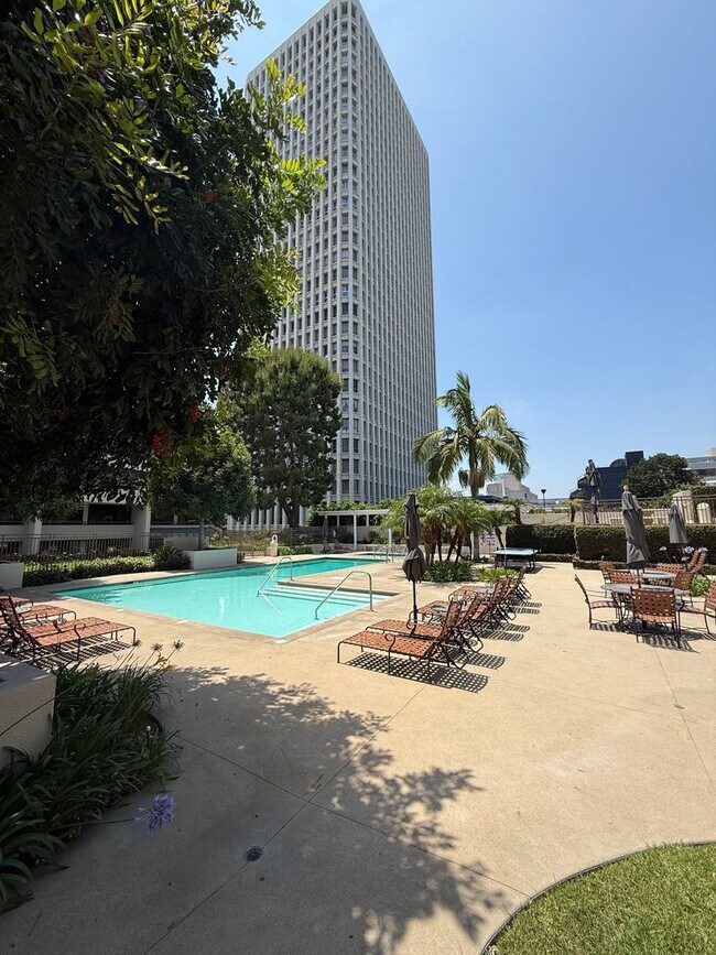 Building Photo - 2bed 2bath in the Heart of Los Angeles