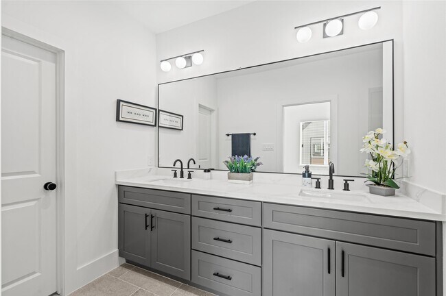 Building Photo - 5204 Pine Tree Dr