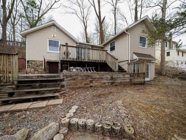 Building Photo - 240 Acabonack Rd