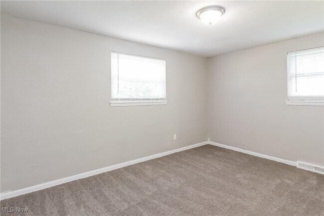 Building Photo - 4400 Wyatt Rd