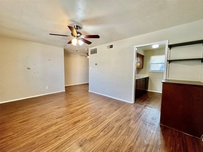 Primary Photo - 2526 W Prairie St