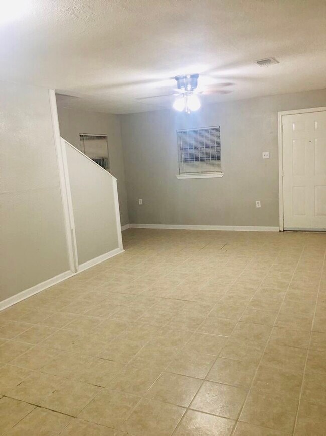Building Photo - 513 Cypress Dr