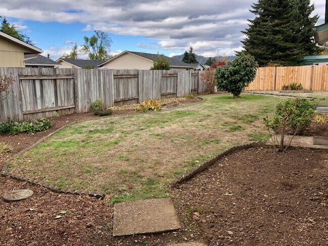 Building Photo - 2-bedroom 1-bathroom duplex in Thurston