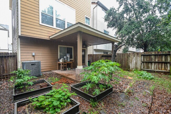 Building Photo - 3126 Clearview Cir
