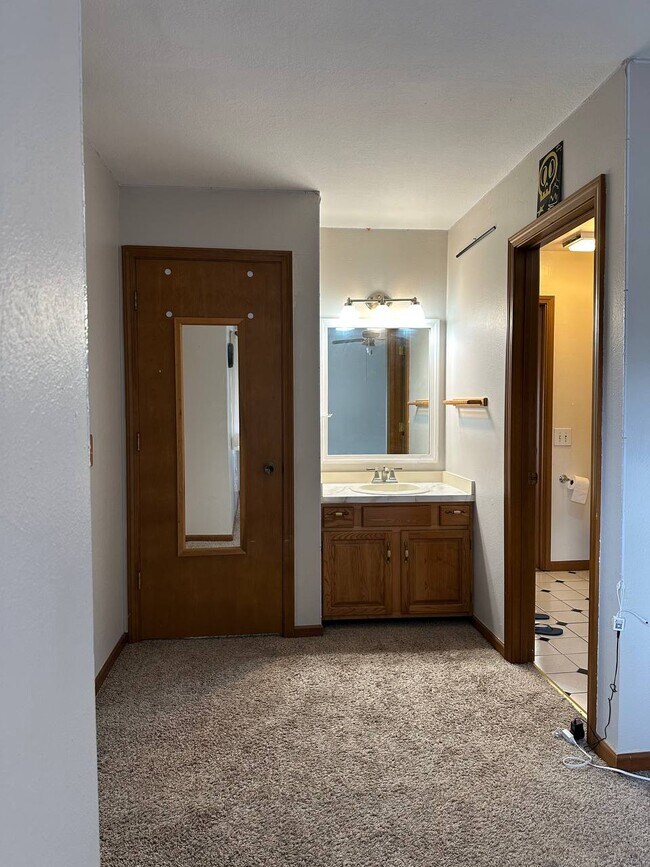 Building Photo - 1174 Hidden Ridge Rd