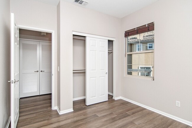 Building Photo - Nicely upgraded townhouse in resort-like E...