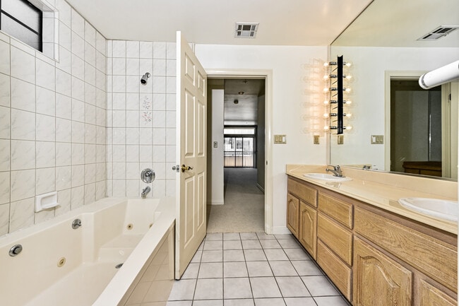 Building Photo - 5319 Lindley Ave