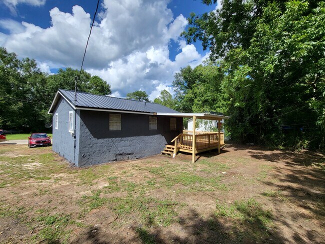 Building Photo - 105 Baxter St