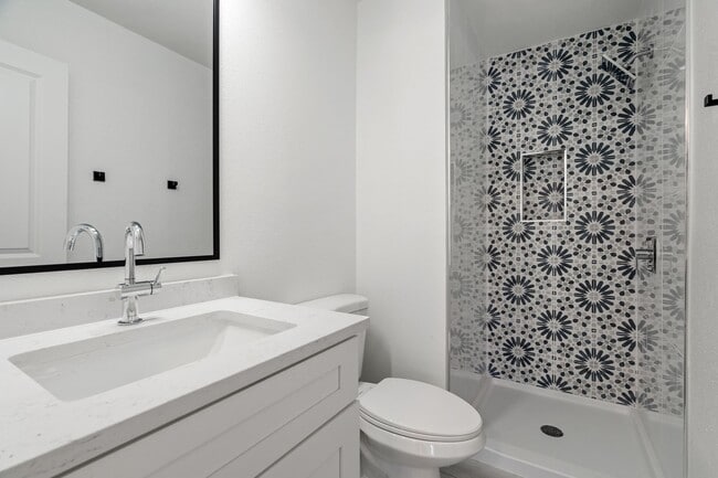 Building Photo - River Crossing Townhome - 2Bd-2.5BA - Redone to the Nines -  W/D - Resort Pool