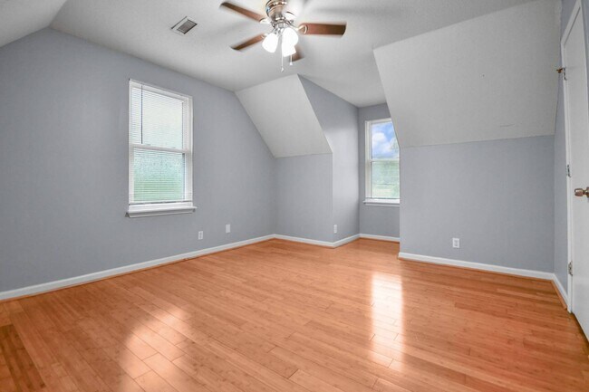 Building Photo - 706 Green Valley Ct