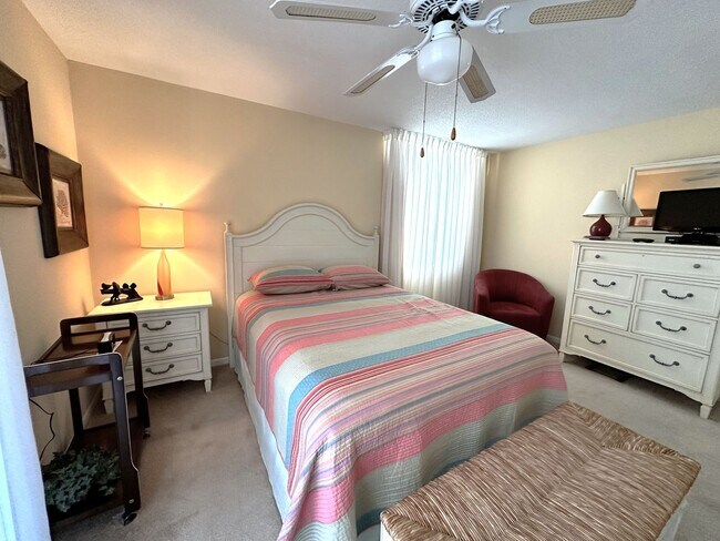 Building Photo - STUNNING SEASONAL 2/2 CORNER CONDO WITH OV...