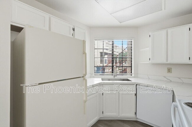 Building Photo - 930 N Mesa Dr