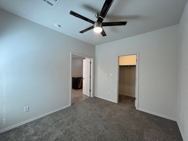 Building Photo - Modern 3 Bedroom 2 Bathroom Home In Los Lu...