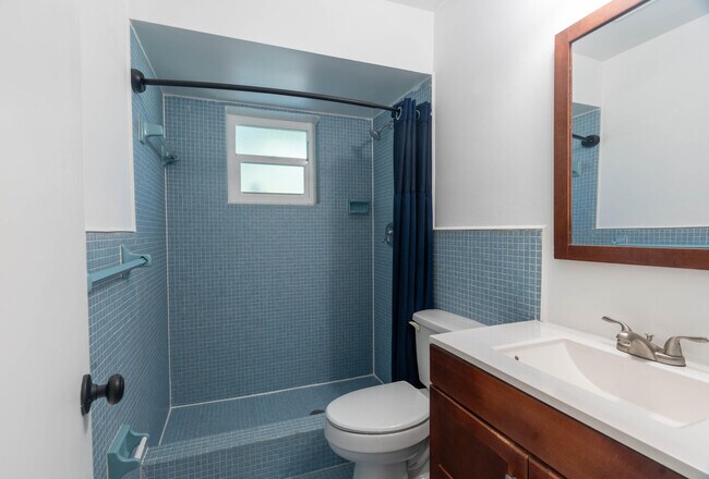 Building Photo - 1680 NE 34th Ln