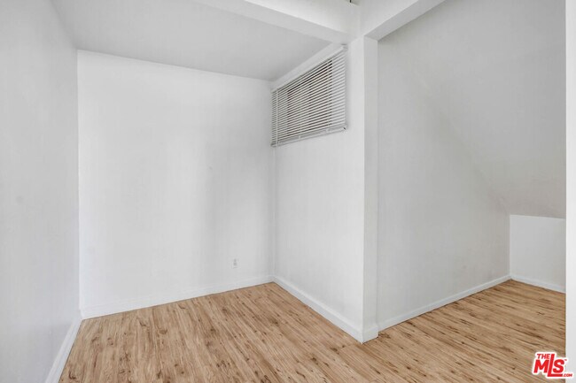 Building Photo - 3819 21