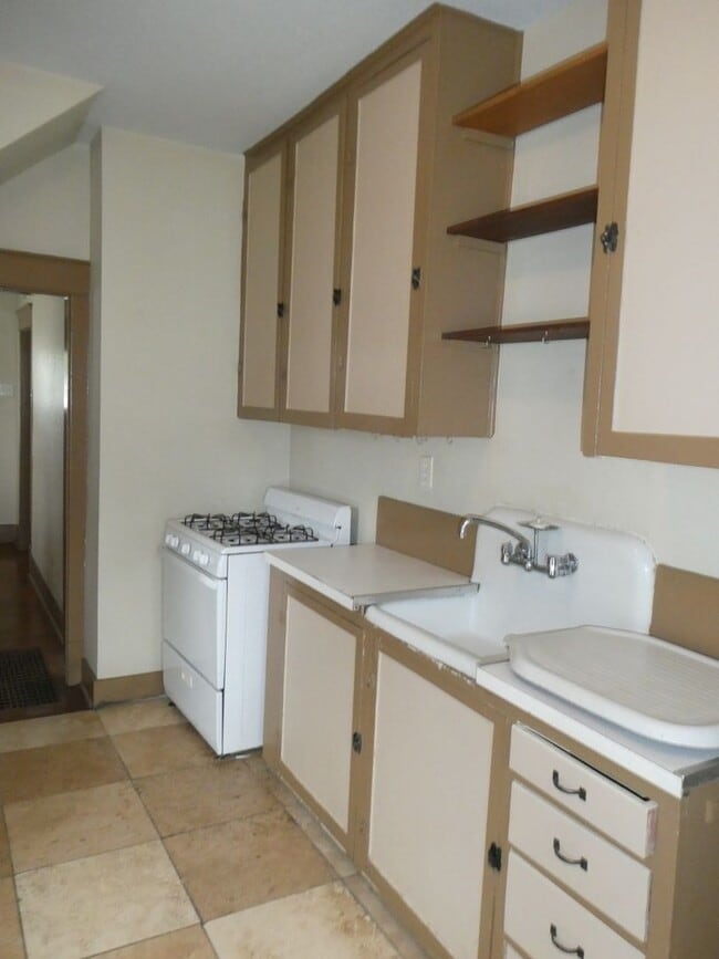 Building Photo - 2 Bedroom House Downtown