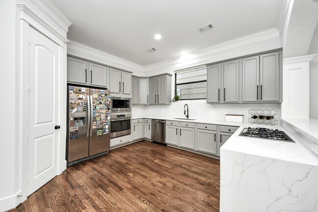 Building Photo - 916 W 20th St