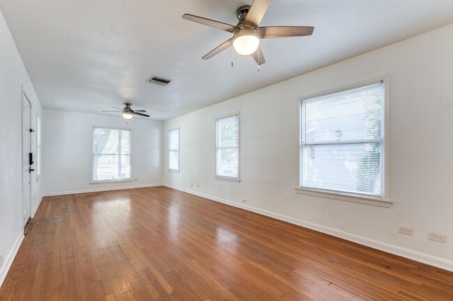 Building Photo - Charming Home in Alamo Heights ISD with Bo...