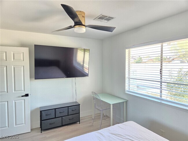 Building Photo - 1405 Termas